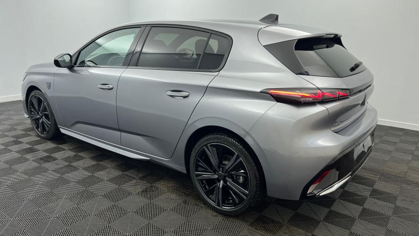 Aperçu du véhicule : BlueHDi 130ch S&S EAT8 GT GT Gris Artense avec 4500€ d'équipements inclus