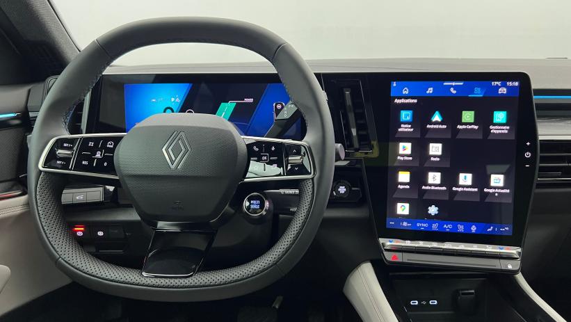 Aperçu du véhicule : E-Tech full hybrid 200 Iconic Blanc Nacré avec 1000€ d'équipements inclus