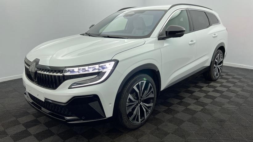 Aperçu du véhicule : E-Tech full hybrid 200 Iconic Blanc Nacré avec 1000€ d'équipements inclus