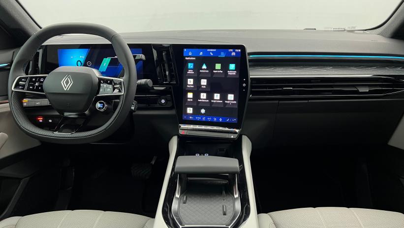 Aperçu du véhicule : E-Tech full hybrid 200 Iconic Blanc Nacré avec 1000€ d'équipements inclus