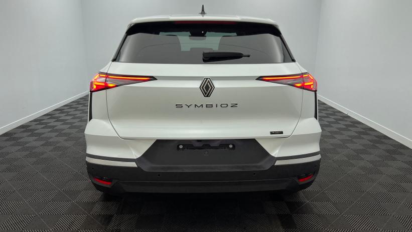 Aperçu du véhicule : E-Tech full hybrid 145 Techno Blanc Nacré avec 1700€ d'équipements inclus