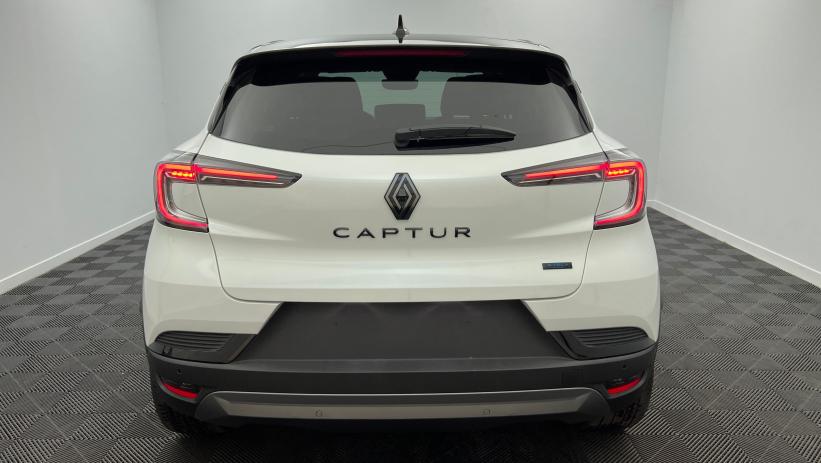 Aperçu du véhicule : E-Tech full hybrid 160 ch esprit Alpine Blanc Nacré - Toit Noir Etoilé avec 1350€ d'équipements inclus