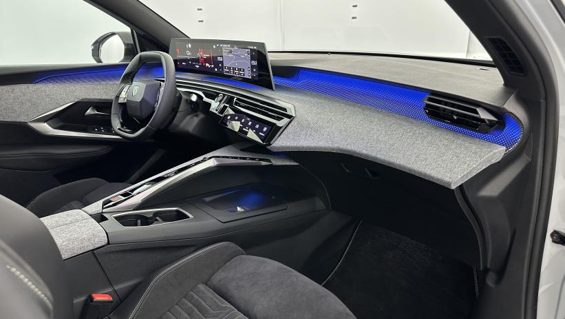 Aperçu du véhicule : III 1.2 Hybrid 145ch GT e-DCS6