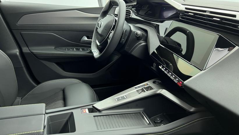 Aperçu du véhicule : BlueHDi 130ch S&S EAT8 GT Bleu Obsession avec 3600€ d'équipements inclus