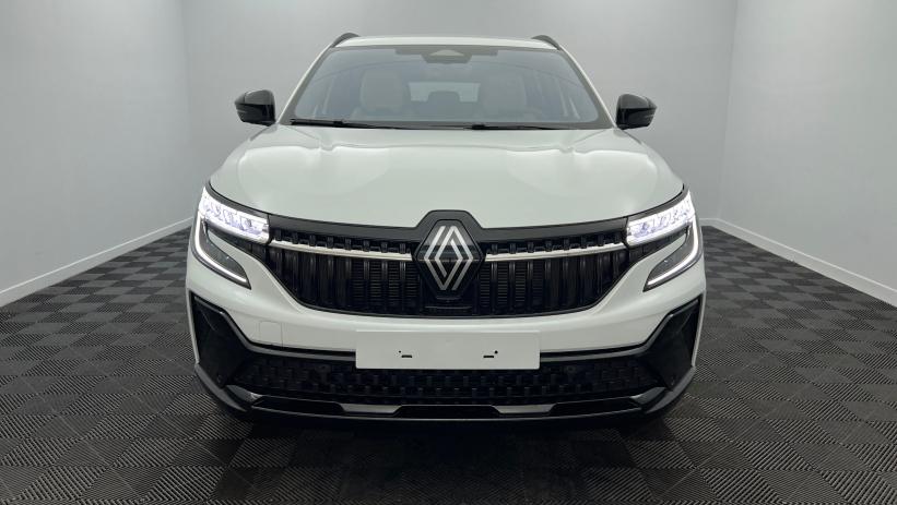 Aperçu du véhicule : E-Tech full hybrid 200 Iconic Blanc Nacré avec 1000€ d'équipements inclus