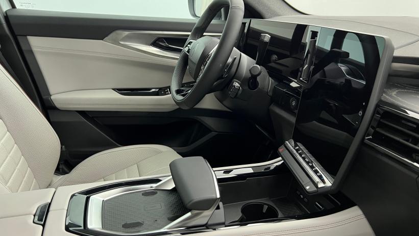 Aperçu du véhicule : E-Tech full hybrid 200 Iconic Blanc Nacré avec 1000€ d'équipements inclus