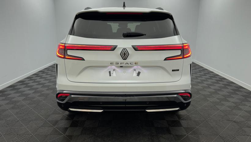 Aperçu du véhicule : E-Tech full hybrid 200 Iconic Blanc Nacré avec 1000€ d'équipements inclus