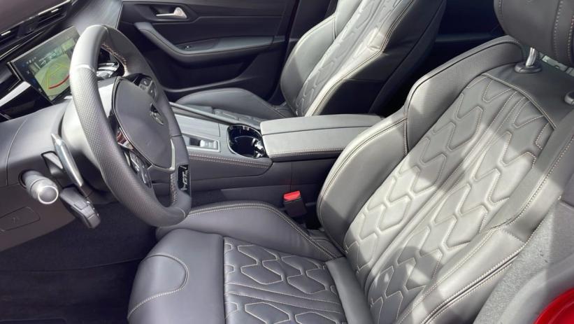 Aperçu du véhicule : Hybrid 225 e-EAT8 GT