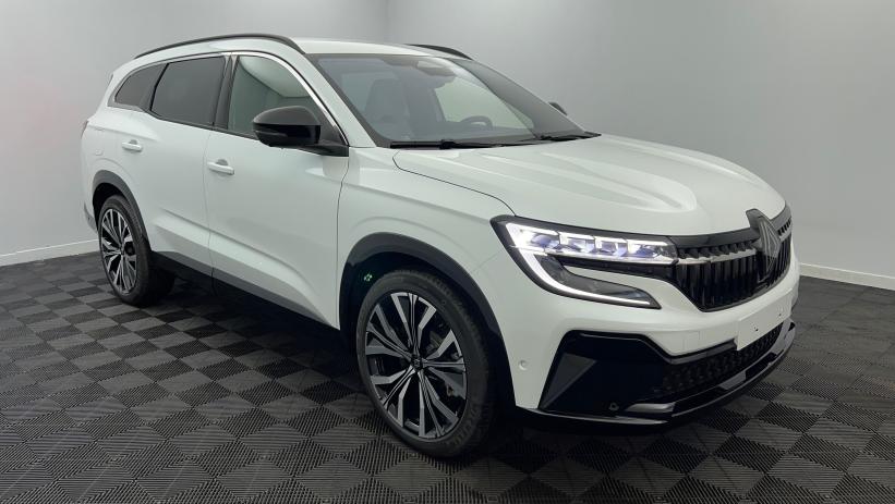 Aperçu du véhicule : E-Tech full hybrid 200 Iconic Blanc Nacré avec 1000€ d'équipements inclus