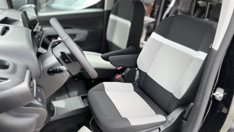Aperçu du véhicule : MAX VP M 1.5 BLUEHDI 130CV EAT8 + DRIVE PACK + NAVIGATION ET MIRROR SCREEN + NEUF 0KM