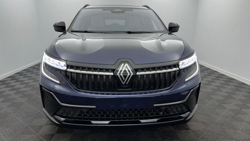 Aperçu du véhicule : E-Tech full hybrid 200 Iconic Bleu Nocturne avec 1000€ d'équipements inclus