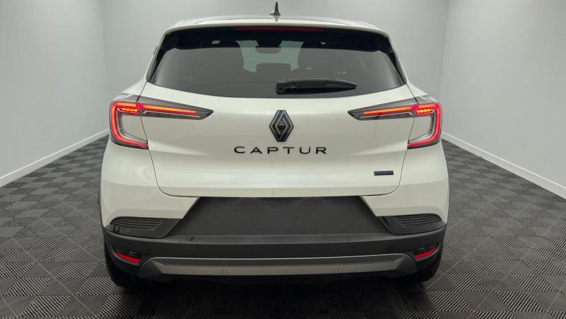 Aperçu du véhicule : E-Tech full hybrid 160 ch esprit Alpine Blanc Nacré avec 950€ d'équipements inclus