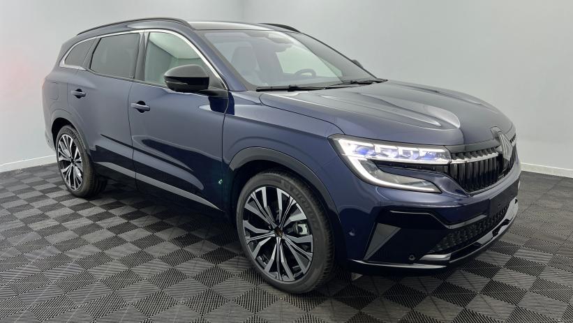 Aperçu du véhicule : E-Tech full hybrid 200 Iconic Bleu Nocturne avec 1000€ d'équipements inclus