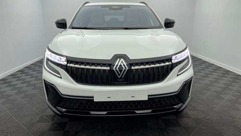 Aperçu du véhicule : E-Tech full hybrid 200 Iconic Blanc Nacré avec 1000€ d'équipements inclus