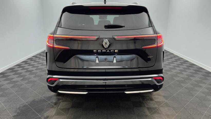 Aperçu du véhicule : E-Tech full hybrid 200 Techno Noir Etoilé avec 1950€ d'équipements inclus