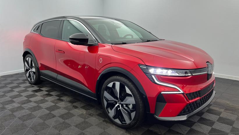 Aperçu du véhicule : 220 ch autonomie confort Techno Rouge flamme - Toit noir étoilé avec 3200€ d'équipements inclus