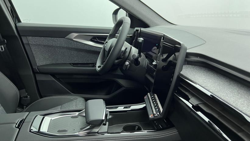Aperçu du véhicule : E-Tech full hybrid 200 Techno Noir Etoilé avec 1950€ d'équipements inclus