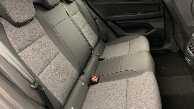 Aperçu du véhicule : FULL HYBRID E-TECH 200 CH EVOLUTION