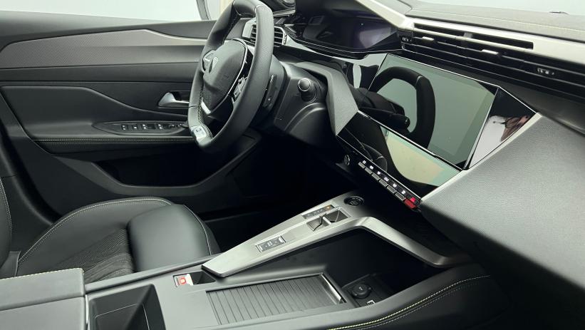 Aperçu du véhicule : BlueHDi 130ch S&S EAT8 GT Noir Perla Nera avec 4500€ d'équipements inclus