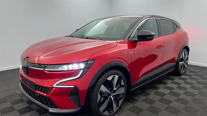 Aperçu du véhicule : 220 ch autonomie confort Techno Rouge flamme - Toit noir étoilé avec 3200€ d'équipements inclus