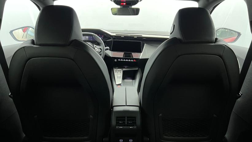 Aperçu du véhicule : BlueHDi 130ch S&S EAT8 GT Rouge Elixir avec 4700€ d'équipements inclus